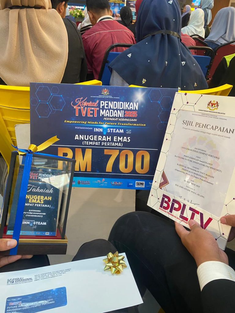 Sekumpulan pelajar berjaya mengharumkan nama institusi pendidikan mereka apabila dinobatkan sebagai pemenang tempat pertama dalam pertandingan Future Innovator (Technology) sempena Karnival Pendidikan TVET Madani 2025 peringkat kebangsaan. Kejayaan ini melayakkan mereka menerima Anugerah Emas, sijil pencapaian, trofi kemenangan, serta hadiah wang tunai bernilai RM700. Pertandingan berprestij ini bertujuan menggalakkan pelajar TVET menonjolkan bakat serta kreativiti dalam bidang teknologi dan inovasi. Pencapaian ini menjadi bukti kepada dedikasi, kerja keras, dan semangat inovatif pelajar dalam membangunkan idea baharu yang mampu memberi impak positif kepada masyarakat serta menyokong aspirasi negara ke arah transformasi pendidikan masa depan. Inovasi